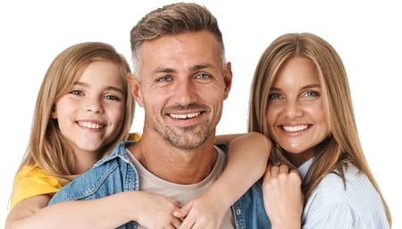 Famille heureuse ayant concrétisé son projet grâce à un prêt personnel au Luxembourg